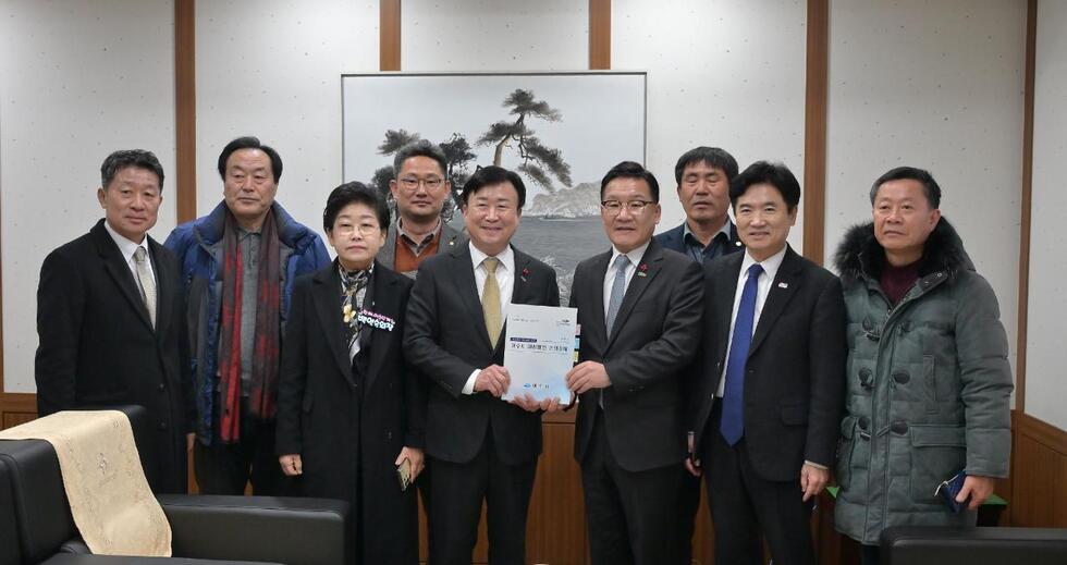 1-2 丽水市在行政统合听证会上向全南道知事传达了“丽水市未来发展建议课题”.jpg